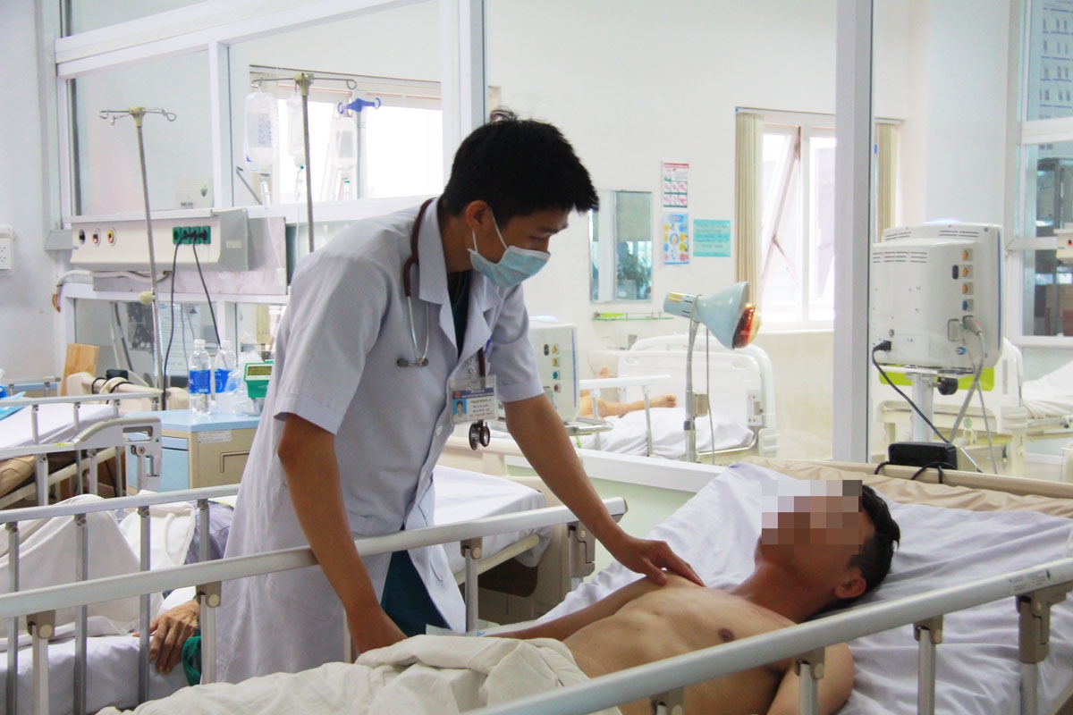 Bệnh nhân bị ngộ độc do ăn nhộng ve sầu đang điều trị tại Bệnh viện Đa khoa vùng Tây Nguyên