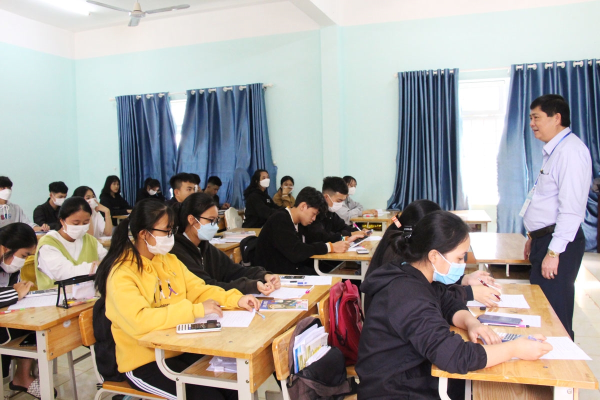 Giám đốc Sở Giáo dục và Đào tạo tỉnh Đắk Lắk thăm động viên học sinh lớp 12