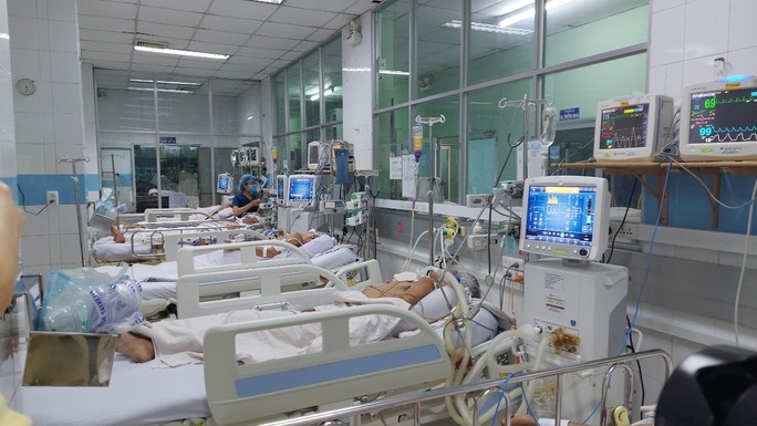 Tại Bệnh viện Bệnh Nhiệt đới TP HCM, bệnh nhân sốt xuất huyết tại Khoa Hồi sức tích cực chống độc người lớn quá tải điều trị.
