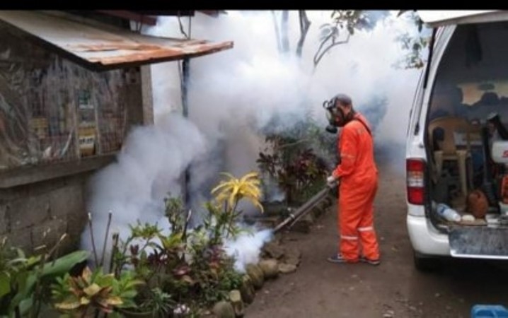 Phun hóa chất diệt muỗi tại Philippines (Ảnh TTXVN)