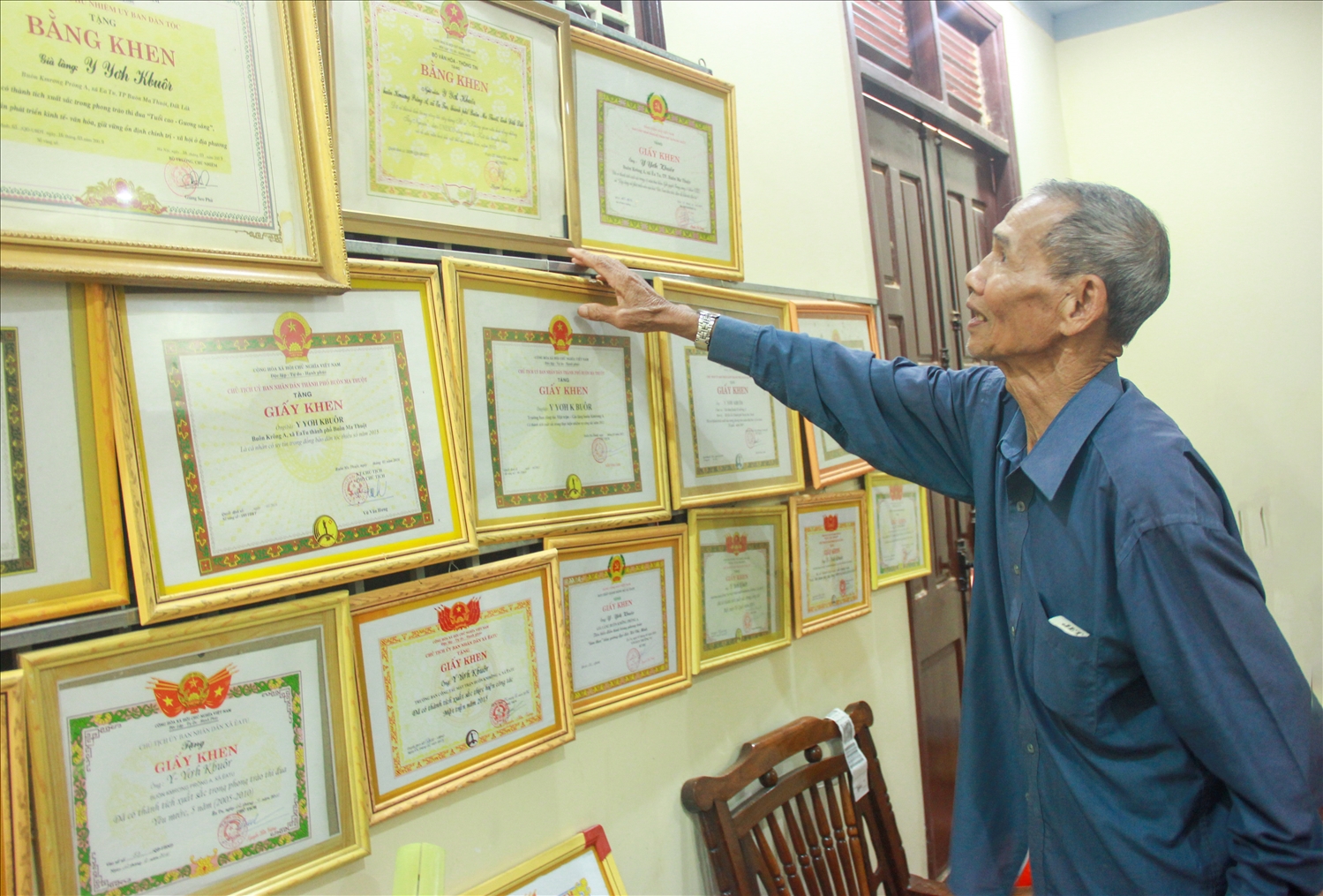 40 năm tham gia công tác xã hội, già Y Yơh Kbuôr đã nhận được nhiều Bằng khen, giấy khen từ Trung ương đến địa phương trao tặng           ương đến cơ sở