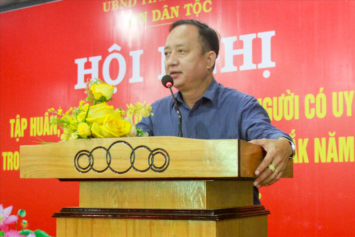 Ông Hà Huy Quang, Phó trưởng Ban Dân tộc Đắk Lắk phát biểu khai mạc hội nghị