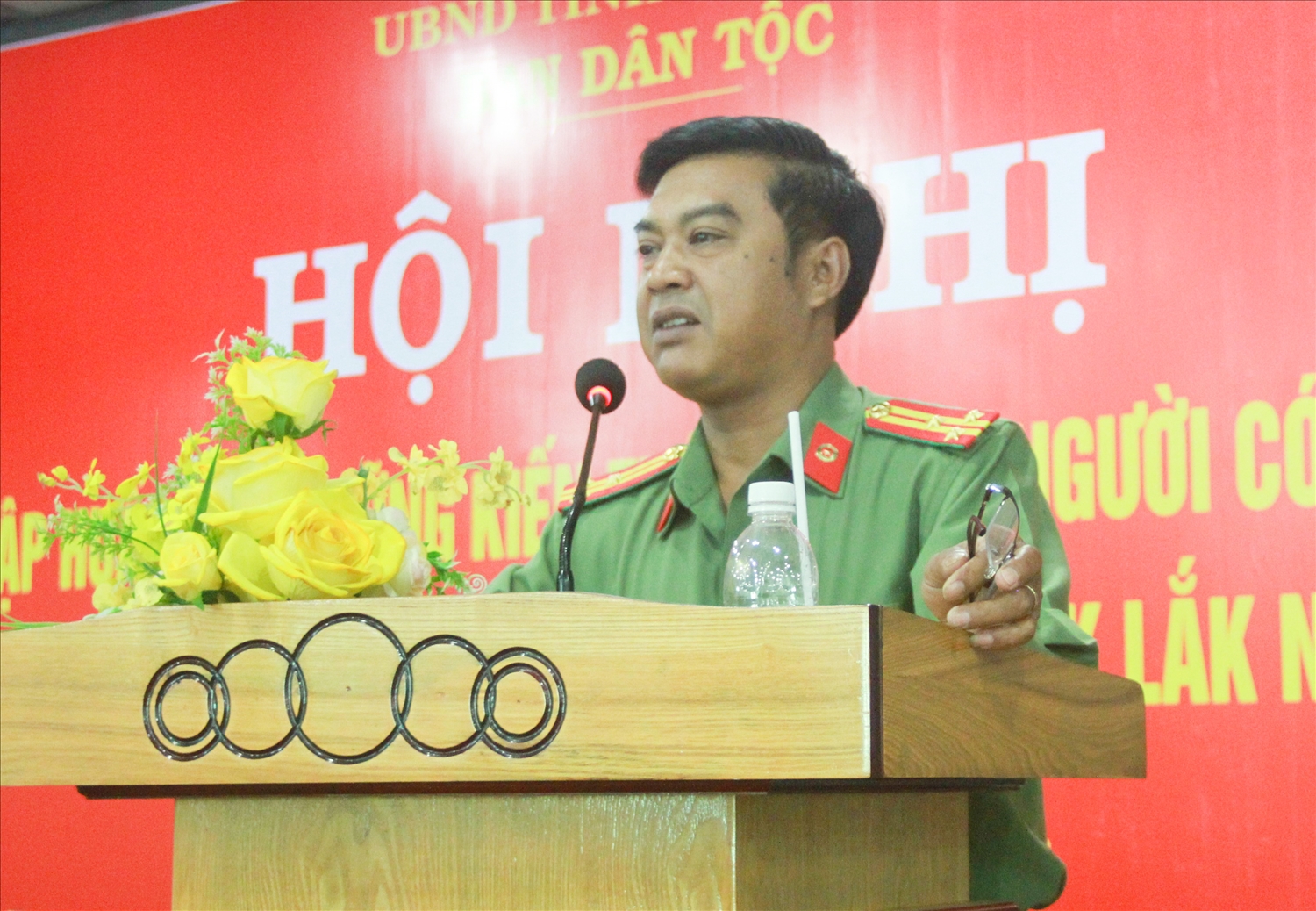 Thượng tá Y Thu Êban, Phó trưởng phòng An ninh nội địa (PA02) Công an tỉnh Đắk Lắk trình bày chuyên đề tại hội nghị