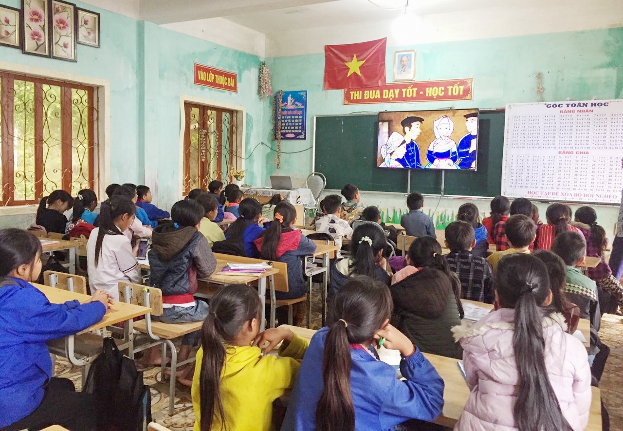 Các em học sinh Trường Phổ thông Dân tộc bán trú THCS Húc (Hướng Hóa, Quảng Trị) được phổ biến nội dung, cách cài đặt ứng dụng “Em vui”