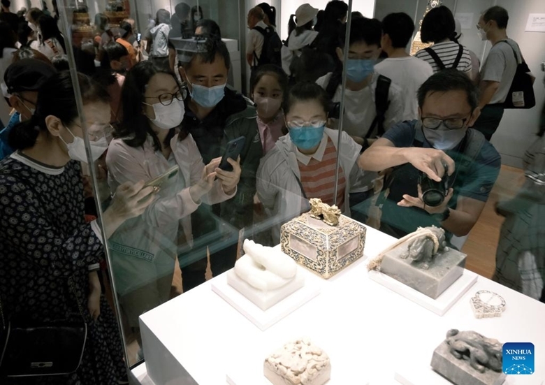 Khách thăm quan đeo khẩu trang khi tới thăm Bảo tàng Cung điện Hồng Kông tại Đặc khu hành chính Hồng Kông, miền Nam Trung Quốc, ngày 3/7/2022. (Ảnh: Xinhua)