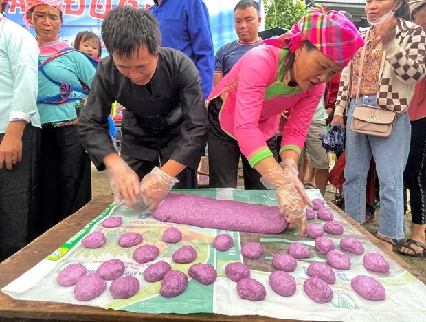 Bánh giày là loại bánh không thể thiếu trong ẩm thực và các lễ hội của người Giáy ở Lai Châu. (Ảnh: Đinh Thùy/TTXVN)