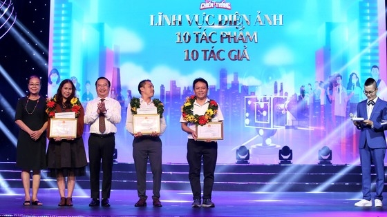Giám đốc Sở VH-TT TPHCM Trần Thế Thuận trao giải các tác phẩm điện ảnh đoạt giải. Ảnh: DŨNG PHƯƠNG