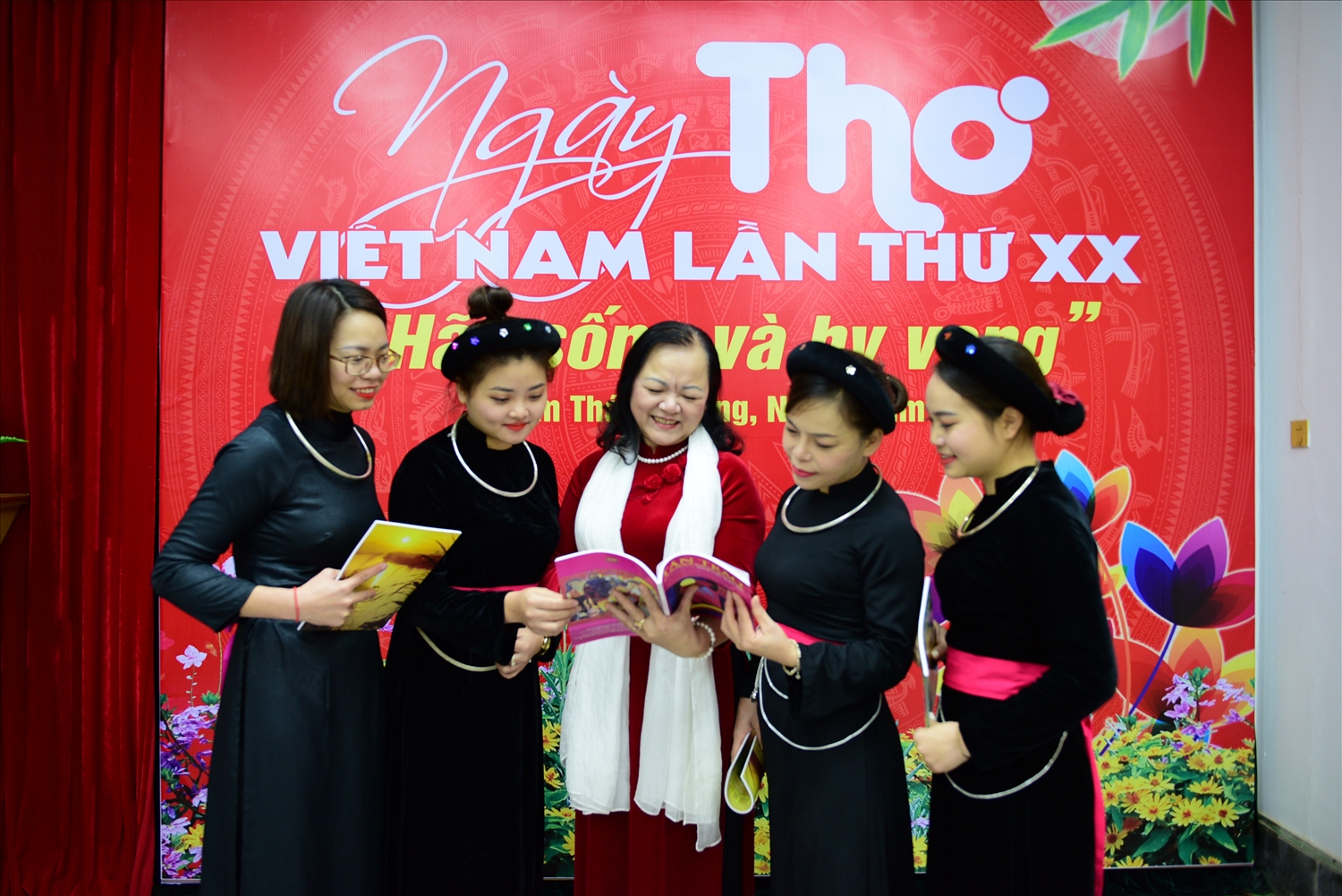 Nữ thi sỹ Trịnh Thứ (ngoài cùng bên trái) trao đổi kinh nghiệm sáng tác cùng các bạn văn chương
