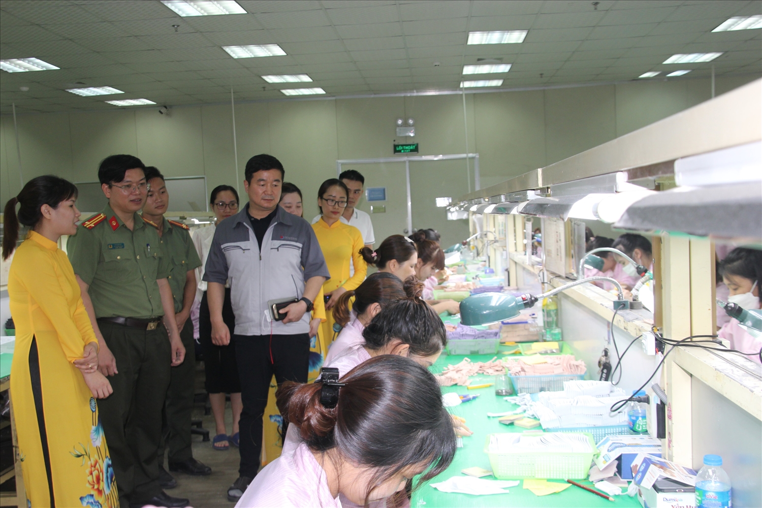 Công an tỉnh Bắc Giang tham quan sản xuất và hướng dẫn tổ chức mô hình tự quản bảo đảm ANTT tại doanh nghiệp.