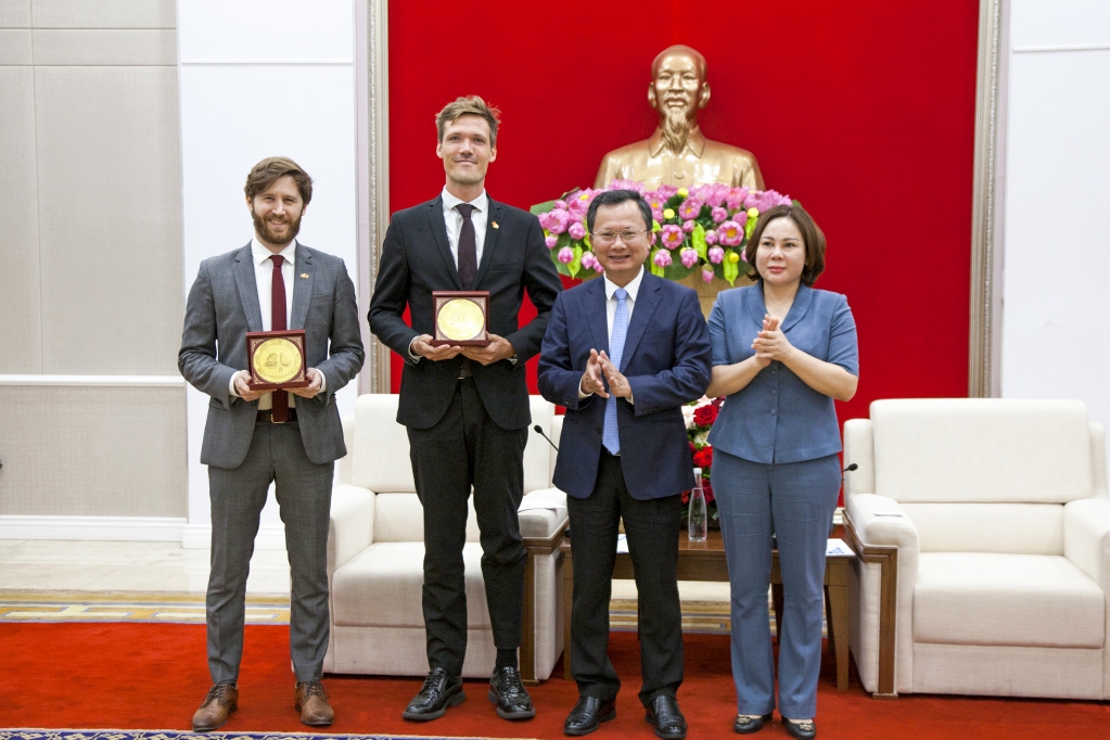 Lãnh đạo tỉnh Quảng Ninh tặng quà lưu niệm cho đoàn Đại sứ quán Đan Mạch.