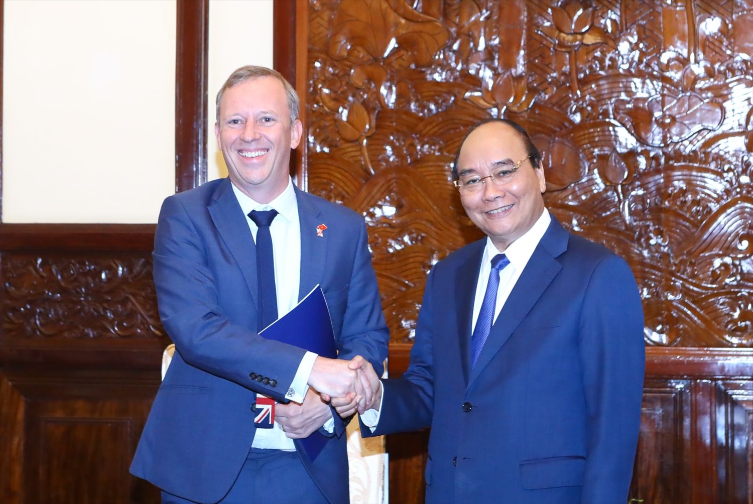 Chủ tịch nước Nguyễn Xuân Phúc tiếp Đại sứ Liên hiệp Vương quốc Anh và Bắc Ireland tại Việt Nam Gareth Ward. Ảnh: VPCTN