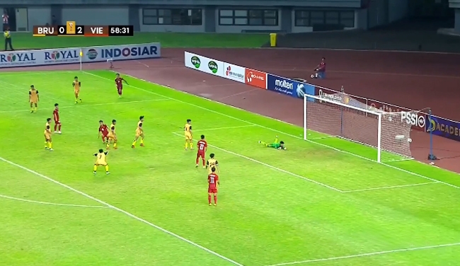 Đức Việt tung cú sút rất đẹp từ ngoài vòng cấm đưa bóng bay thẳng vào góc cao không cho thủ môn Brunei cơ hội nào để cản phá. (Ảnh chụp qua màn hình)