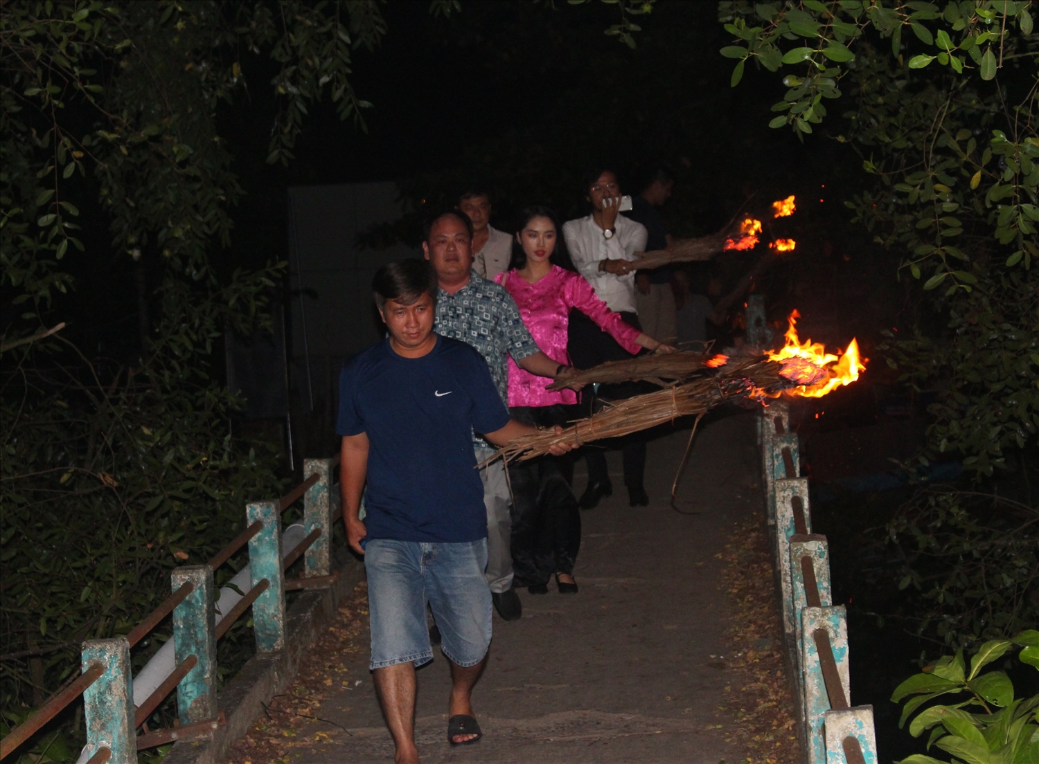 Du khách được trải nghiệm cầm đuốc lá dừa xem hát bội ở cù lao An Bình