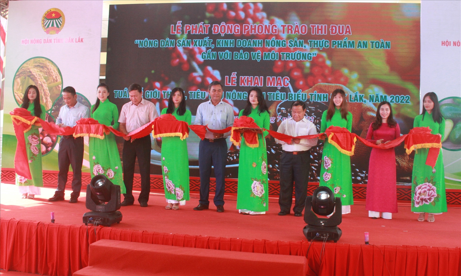 Cắt băng khai mạc Tuần lễ giới thiệu, tiêu thụ nông sản tiêu biểu tỉnh Đắk Lắk năm 2022