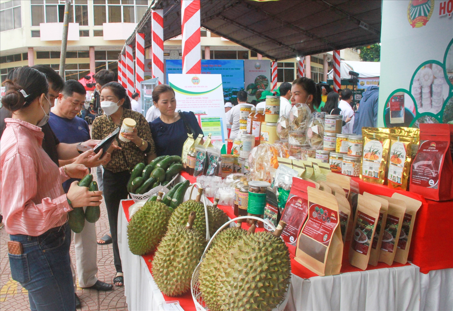 Các gian hàng nông sản tham gia trưng bày tại Tuần lễ giới thiệu, tiêu thụ nông sản tiêu biểu tỉnh Đắk Lắk năm 2022 