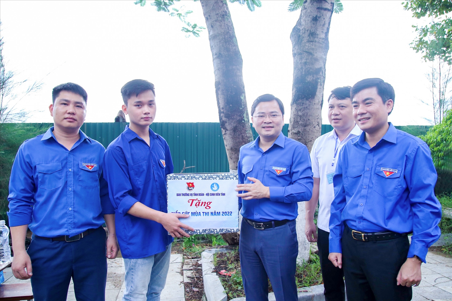 Ủy viên BCH Trung ương Đảng, Bí thư thứ nhất Trung ương Đoàn Nguyễn Anh Tuấn trao quà cho các đội hình thanh niên tình nguyện hỗ trợ các điểm thi