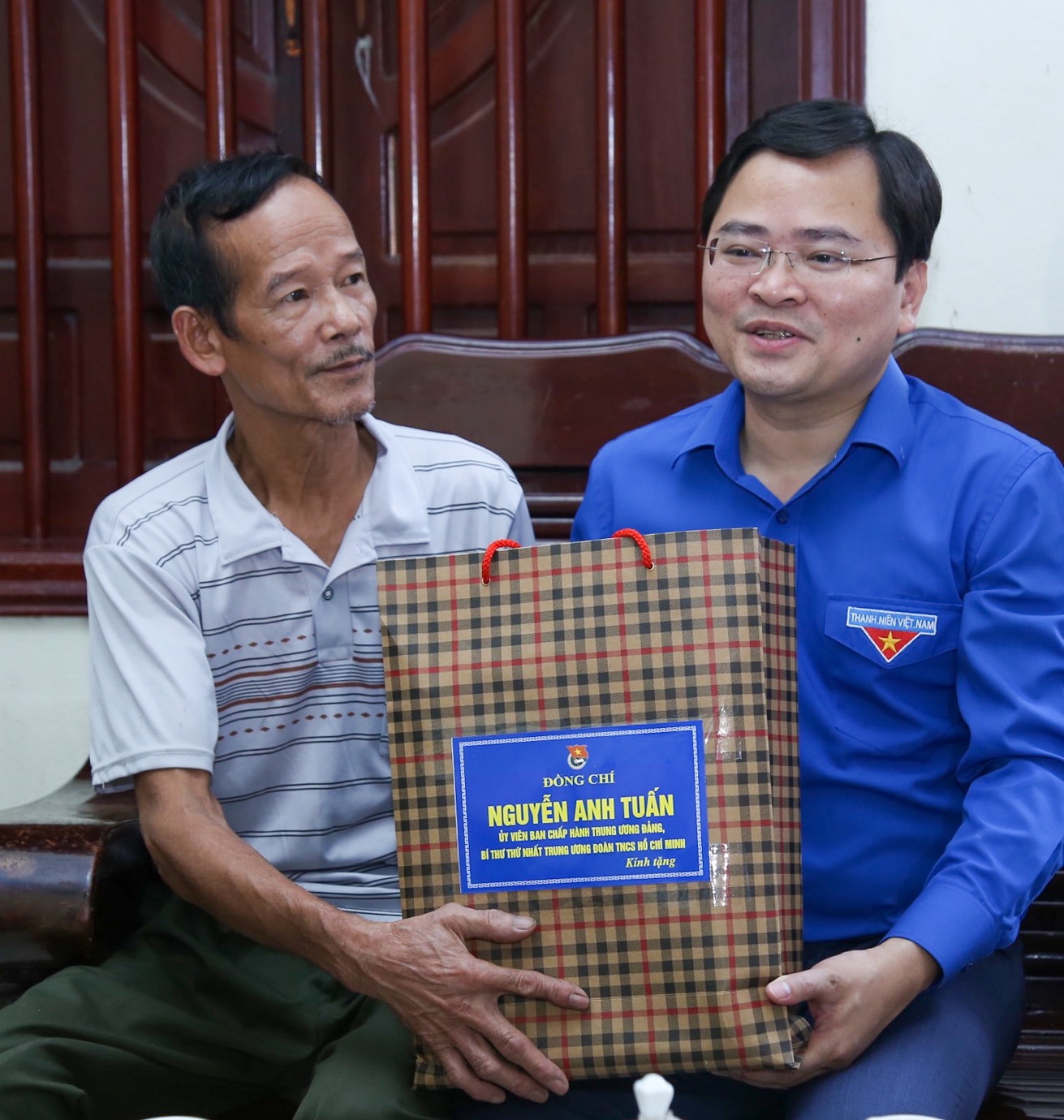 Ủy viên BCH Trung ương Đảng, Bí thư thứ nhất Trung ương Đoàn Nguyễn Anh Tuấn thăm, tặng quà các Cựu TNXP trên địa bàn tỉnh Thanh Hóa