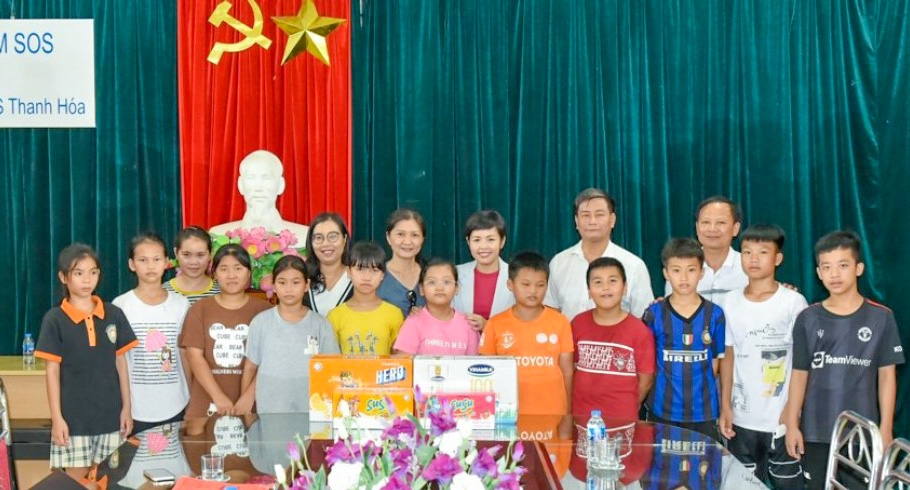 Đại diện Công ty Cổ phần Sữa Việt Nam thăm và tặng quà tại Làng trẻ em SOS Thanh Hóa