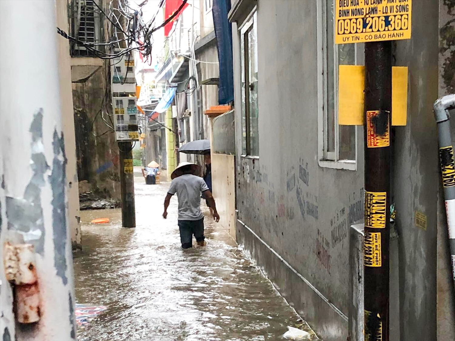 Mưa gây ngập lụt nặng tại phường Hồng Hà