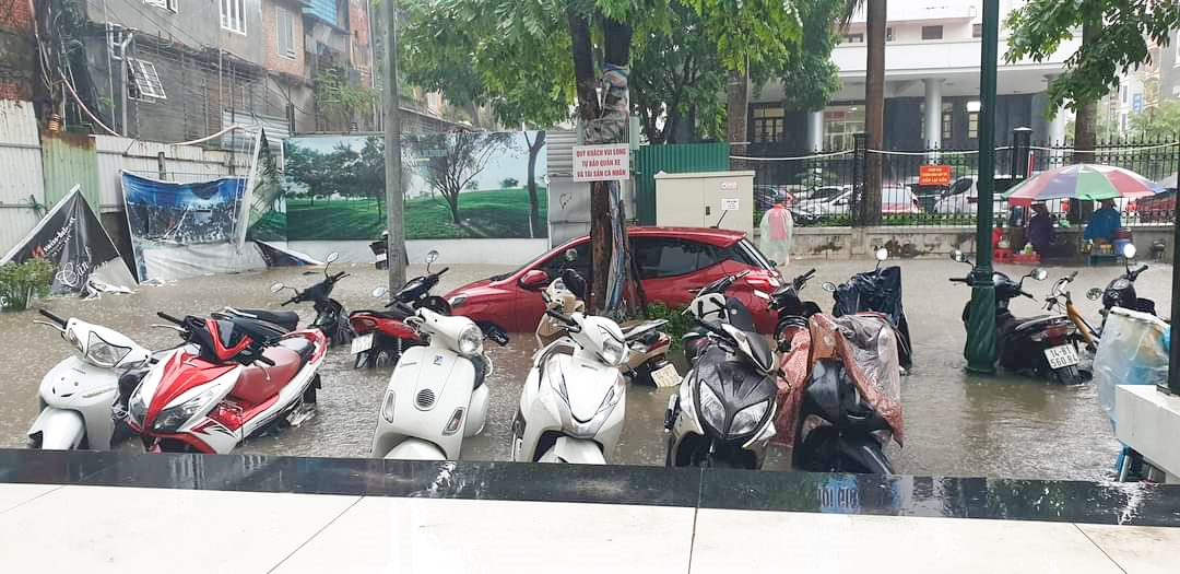 Nhiều xe máy, ô tô bị ngập nước