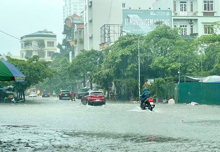 Phương tiện giao thông đi lại khó khăn do mưa lụt