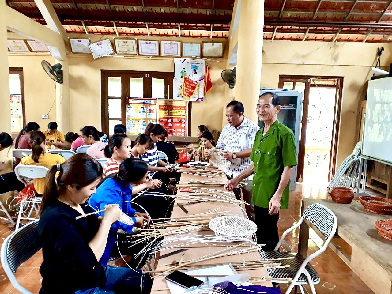 Ông Trần Văn Thanh (áo xanh) tại lớp dạy nghề ngắn hạn tại xã Năng Khả (Na Hang).