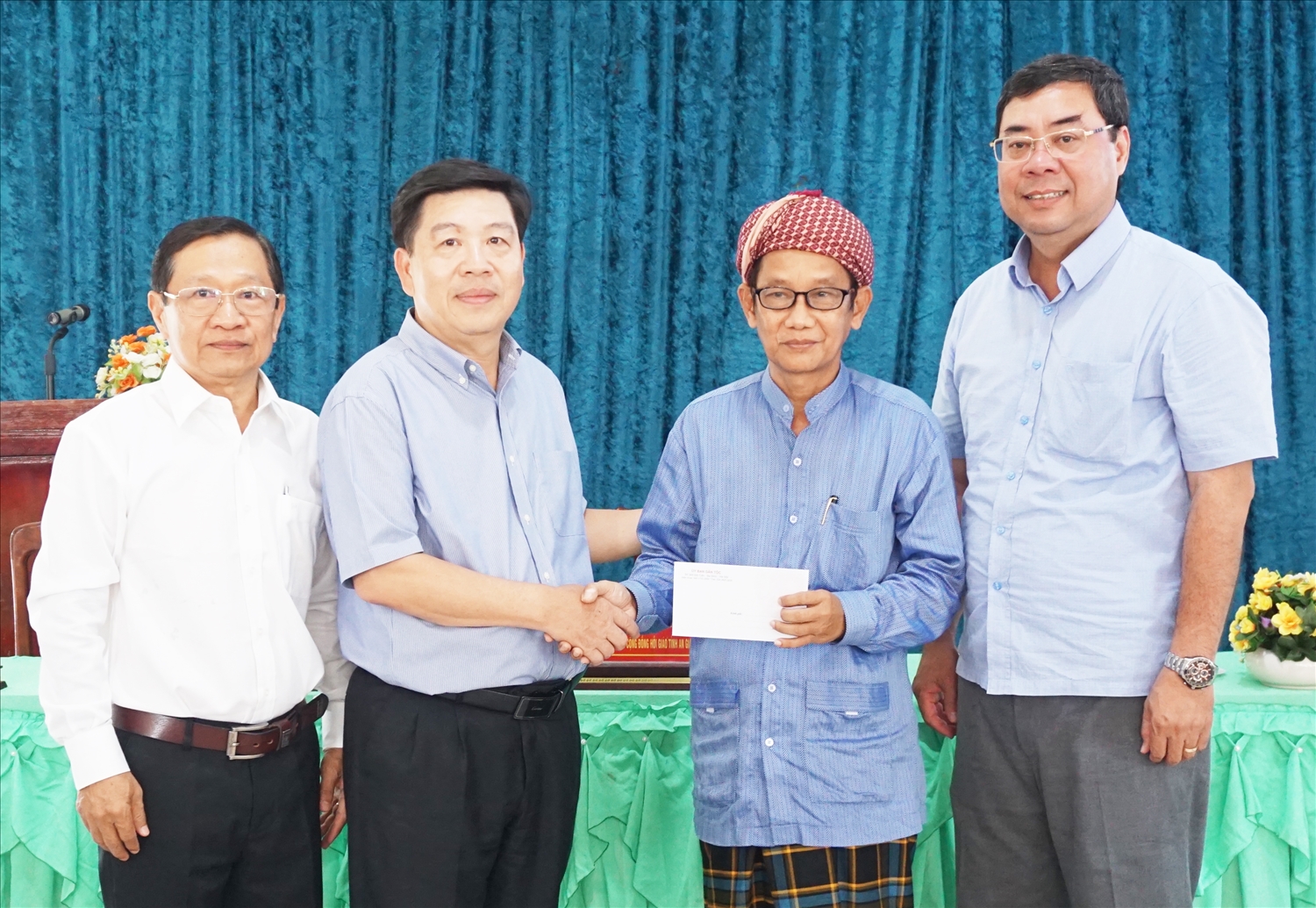Thứ trưởng, Phó Chủ nhiệm Lê Sơn Hải tặng quà đến ông Haji Jacky - Trưởng Ban Đại diện Cộng đồng Hồi giáo tỉnh An Giang