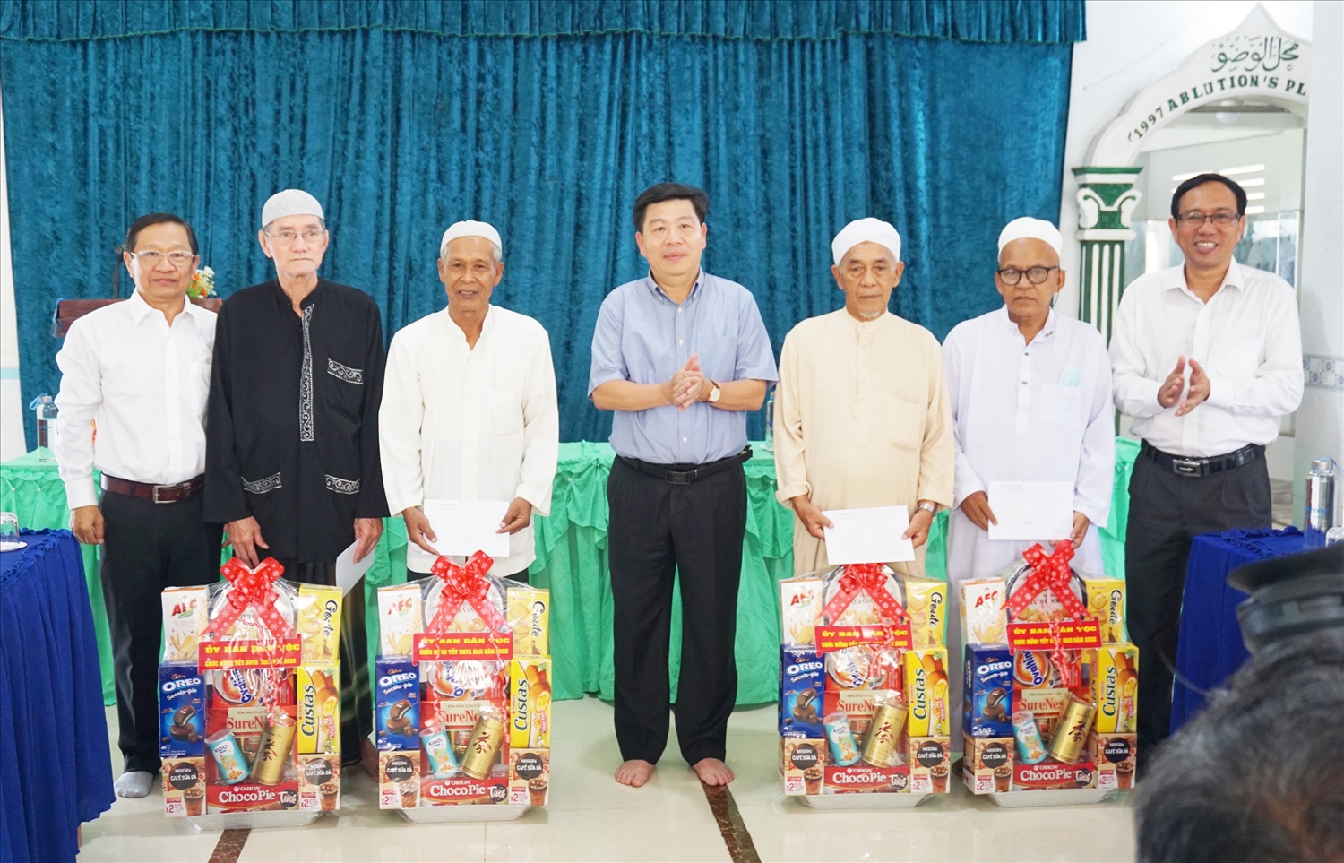 Thứ trưởng, Phó Chủ nhiệm Lê Sơn Hải cùng các thành viên trong Đoàn tặng quà đến 4 vị là Người có uy tín trong đồng bào DTTS là người Chăm 