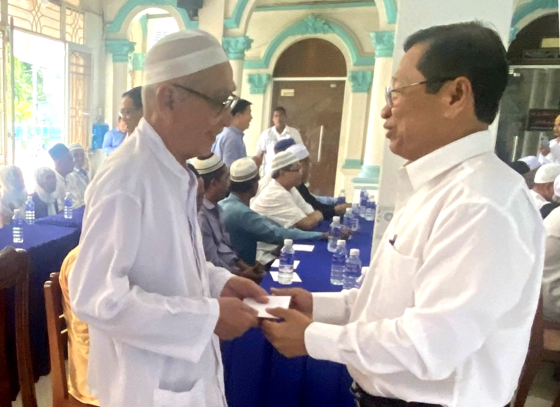 Ông Men Pho Ly - Trưởng Ban Dân tộc tỉnh An Giang, tặng quà nhân dịp RYA Haji 2022 đến Người có uy tín là dân tộc Chăm