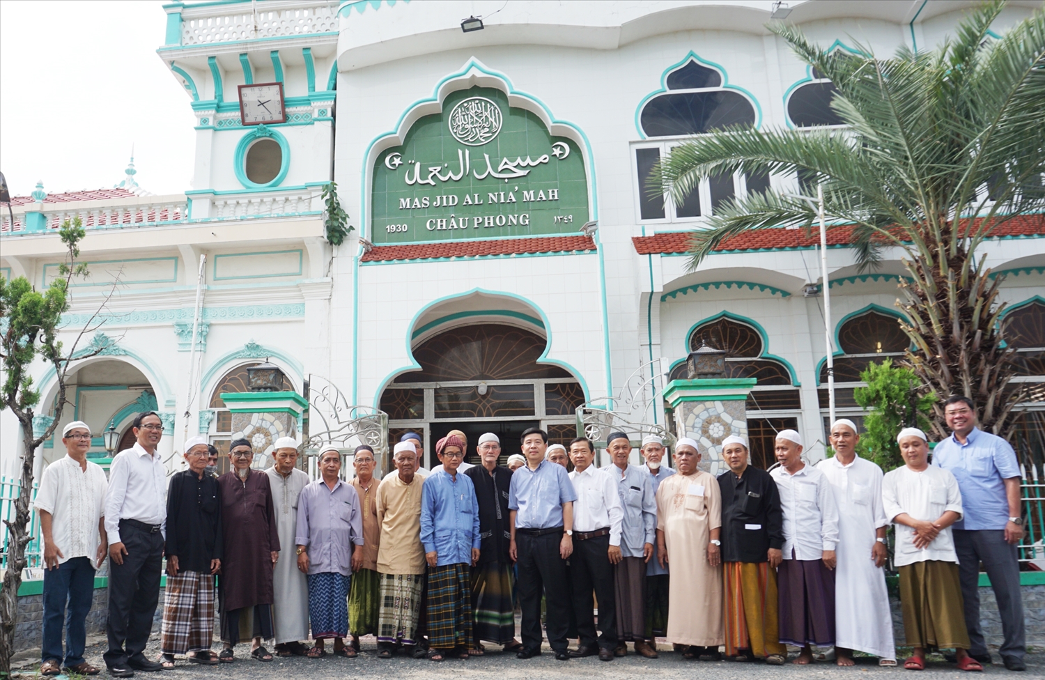 Đoàn công tác chụp ảnh lưu niệm cùng các vị trong Ban Đại diện cộng đồng Hồi giáo và Người có uy tín