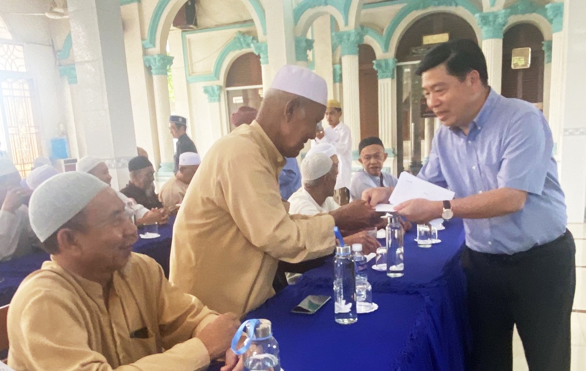 Thứ trưởng, Phó Chủ nhiệm Lê Sơn Hải trao quà và thăm hỏi ân cần các hộ gia đình chính sách, gia đình khó khăn tại buổi gặp mặt quà nhân dịp RYA Haji 2022 