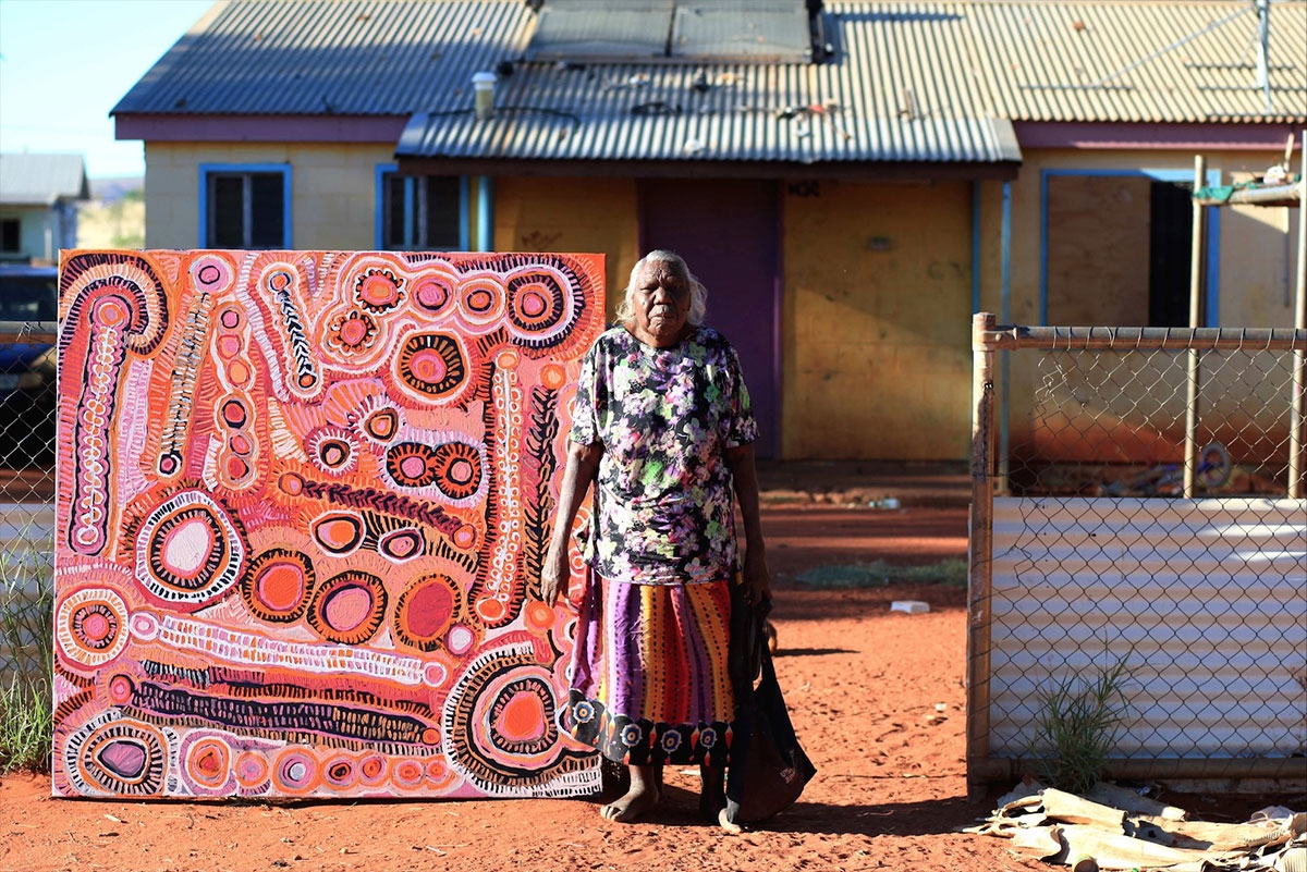 Thổ dân Warlpiri (nước Úc) bên cạnh bức vẽ của họ