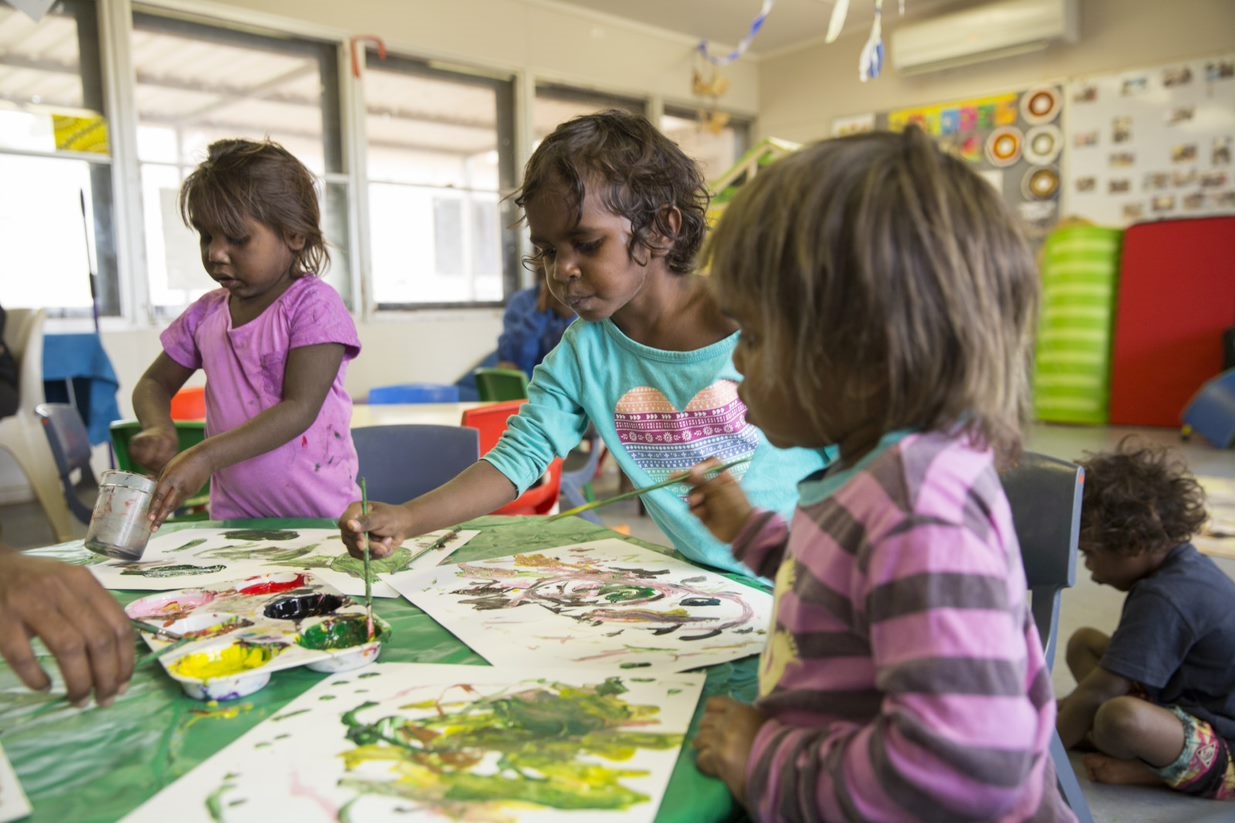 Trẻ em thổ dân bản địa ở Úc học vẽ