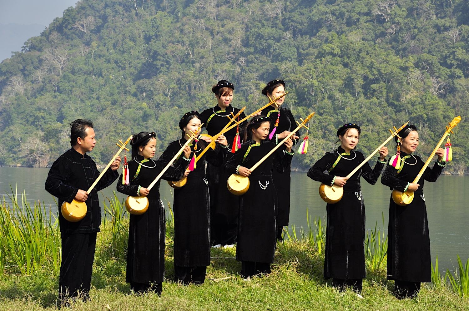 Biểu diễn hát then, đàn tính của dân tộc Tày huyện Bắc Sơn, tỉnh Lạng Sơn 