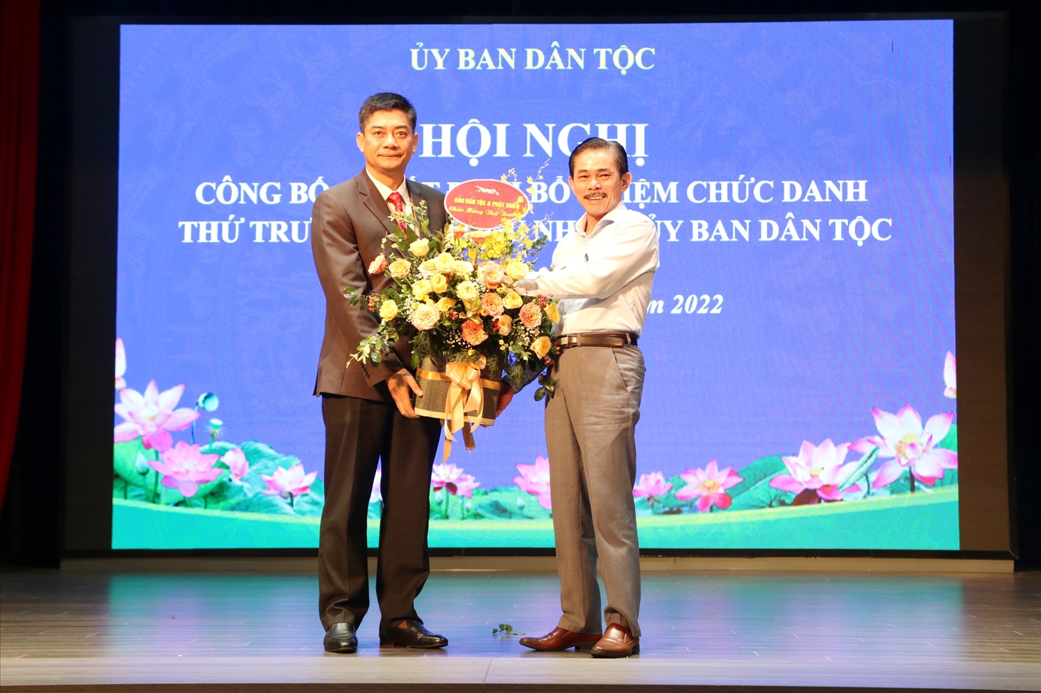 Tổng biên tập Báo Dân tộc và Phát triển Lê Công Bình tặng hoa chúc mừng tân Thứ trưởng, Phó Chủ nhiệm UBDT Y Vinh Tơr 