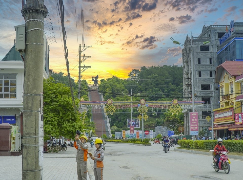 Điện lực thành phố Điện Biên sử dụng camera nhiệt kiểm tra hệ thống lưới điện
