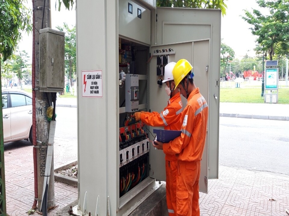 Kiểm tra đo điện áp tại tủ phân phối cấp điện điểm thi trường THPT Phan Đình Phùng - thành phố Hà Tĩnh