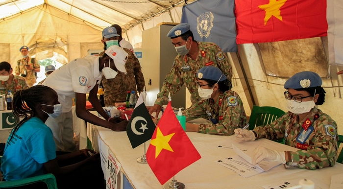 Bệnh viện dã chiến cấp 2 số 3 Việt Nam phối hợp Bệnh viện dã chiến cấp 1 Pakistan lấy máu, test nhanh, tư vấn cho người dân Nam Sudan cách phòng, chống HIV-AIDS. (Ảnh: mod.gov.vn)