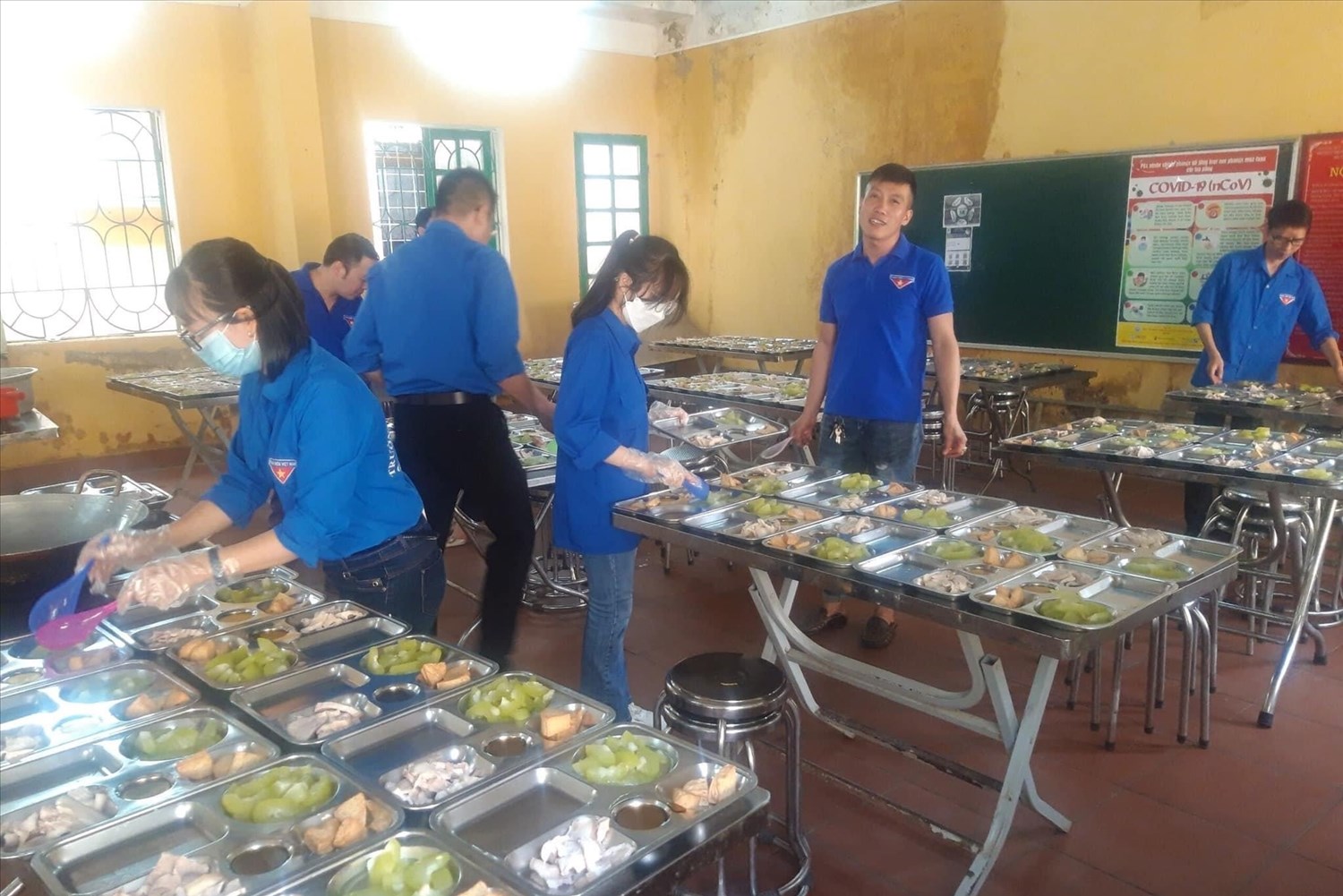 Lực lượng thanh niên tình nguyện tại Mù Cang Chải chuẩn bị bữa ăn cho thí sinh