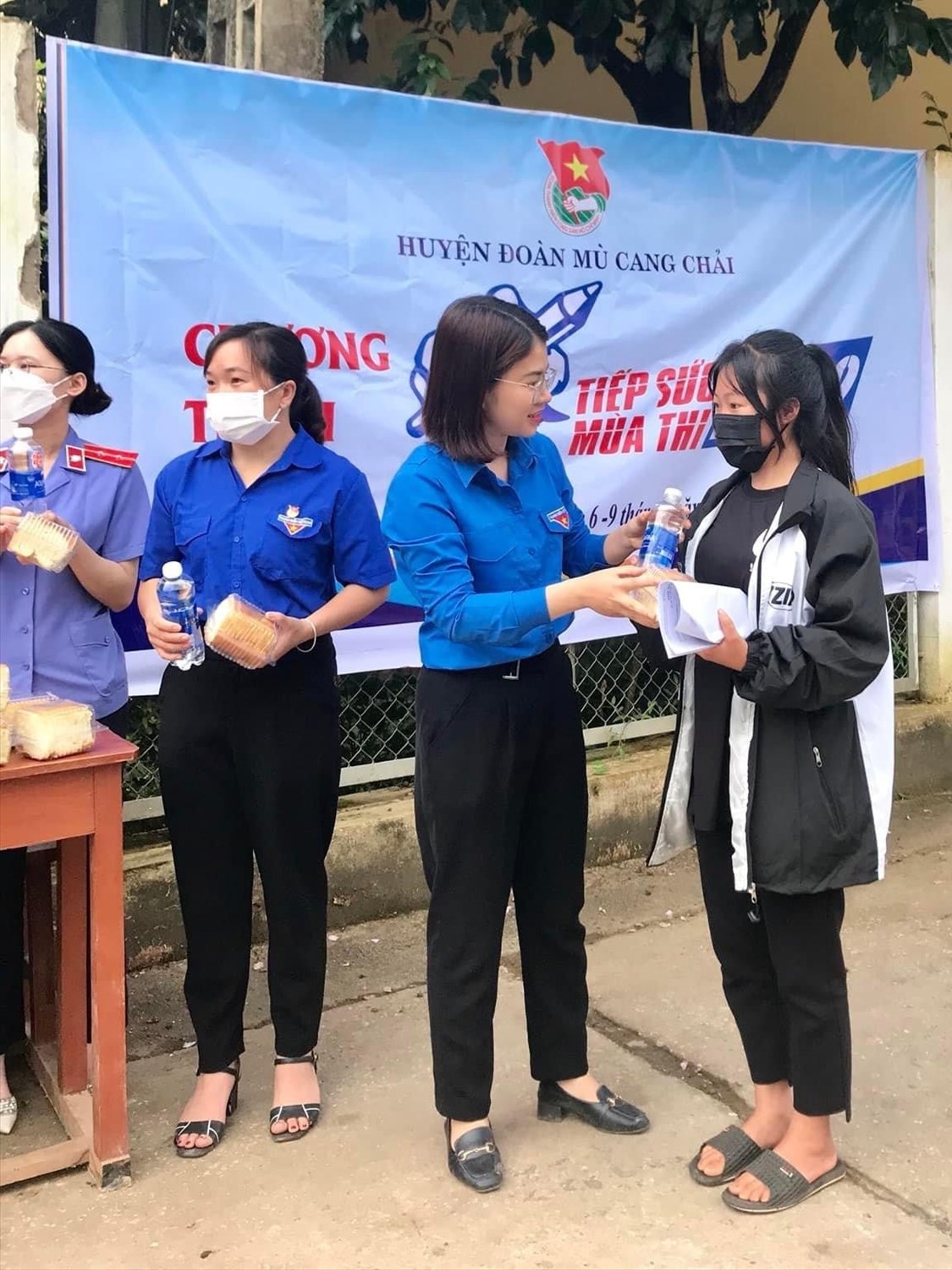 Lực lượng thanh niên tình nguyện tặng đồ ăn và nước uống cho thí sinh tại Mù Cang Chải (Yên Bái)