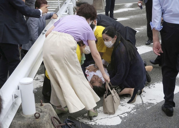 Ông Shinzo Abe bất tỉnh sau khi trúng đạn. Ảnh: Reuters