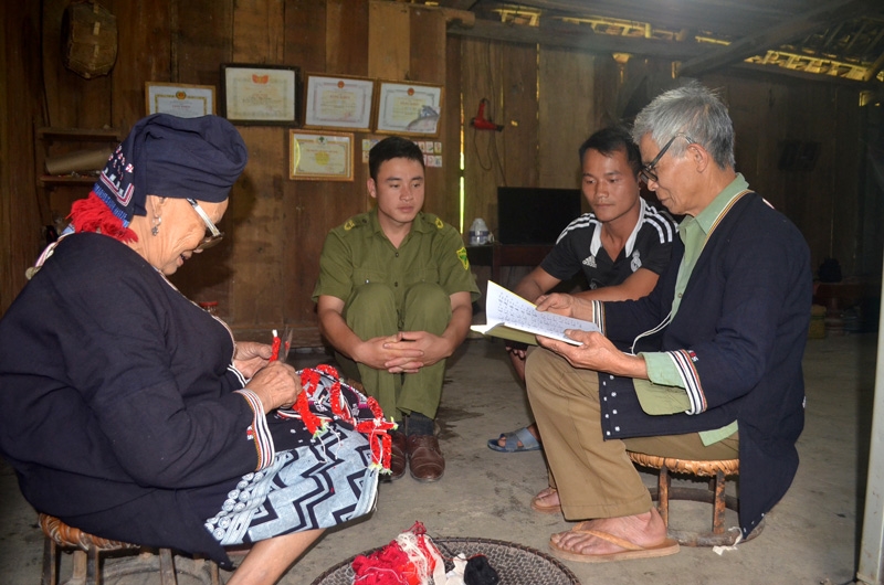 Ông Bàn Văn Thân (bìa phải) là một trong những Người có uy tín tiêu biểu ở xã Vầy Nưa, huyện Đà Bắc