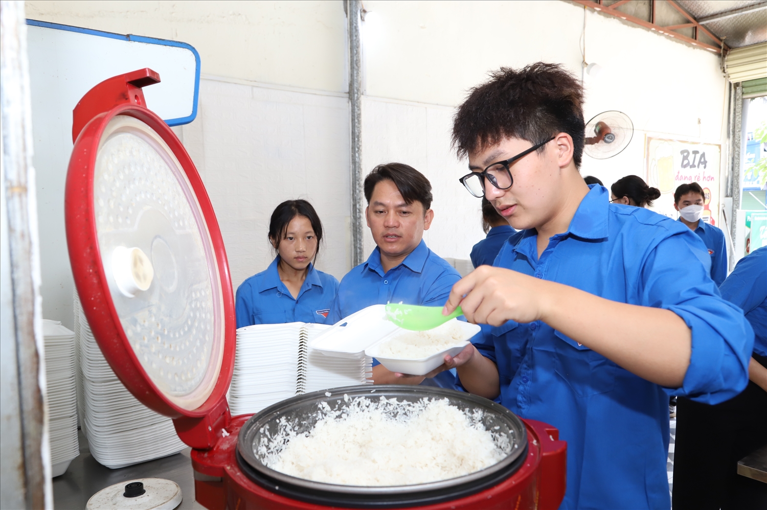 Các tình nguyện viên tham gia nấu cơm phục vụ thí sinh thi tốt nghiệp THPT tại Mèo Vạc