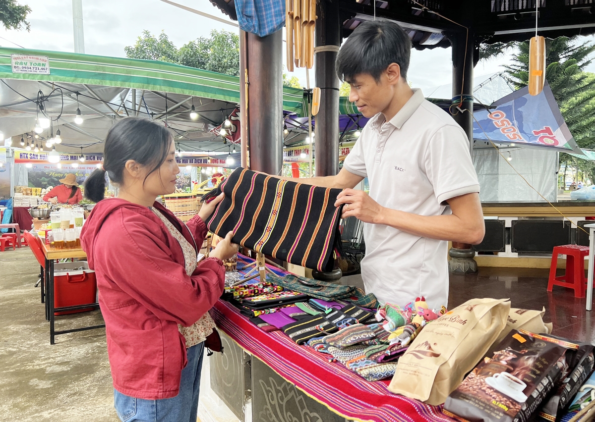 Những sản phẩm nghề truyền thống như dệt thổ cẩm, đan lát thu hút người dân đến tìm hiểu, mua sắm