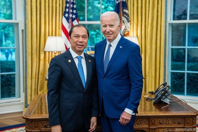 Đại sứ Nguyễn Quốc Dũng chào xã giao Tổng thống Hoa Kỳ Joe Biden.