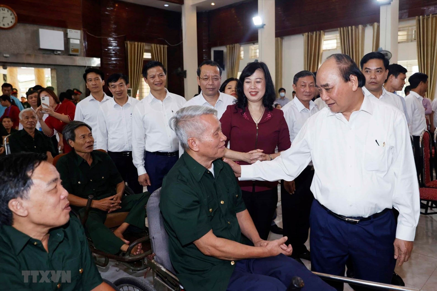 Chủ tịch nước Nguyễn Xuân Phúc thăm hỏi thương bệnh binh tại Trung tâm Điều dưỡng Thương binh Thuận Thành. (Ảnh: Thống Nhất/TTXVN)