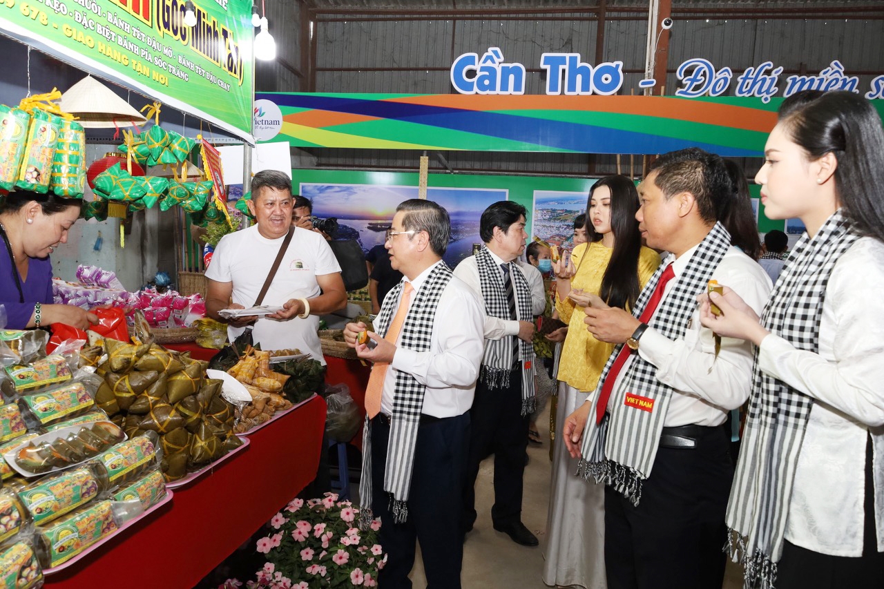 Nhiều món ăn đặc sản của các tỉnh Đồng bằng sông Cửu Long được trưng bày tại Ngày hội