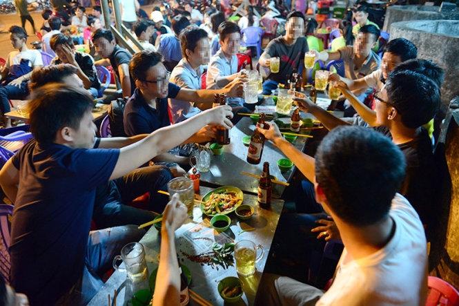 Hình ảnh quen thuộc vào cuối giờ chiều tại các nhà hàng, quán bia ở Việt Nam