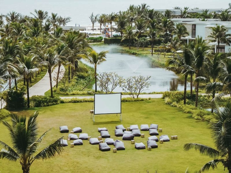 Rạp phim bên hồ trong khu nghỉ dưỡng Melia Hồ Tràm Beach Resort