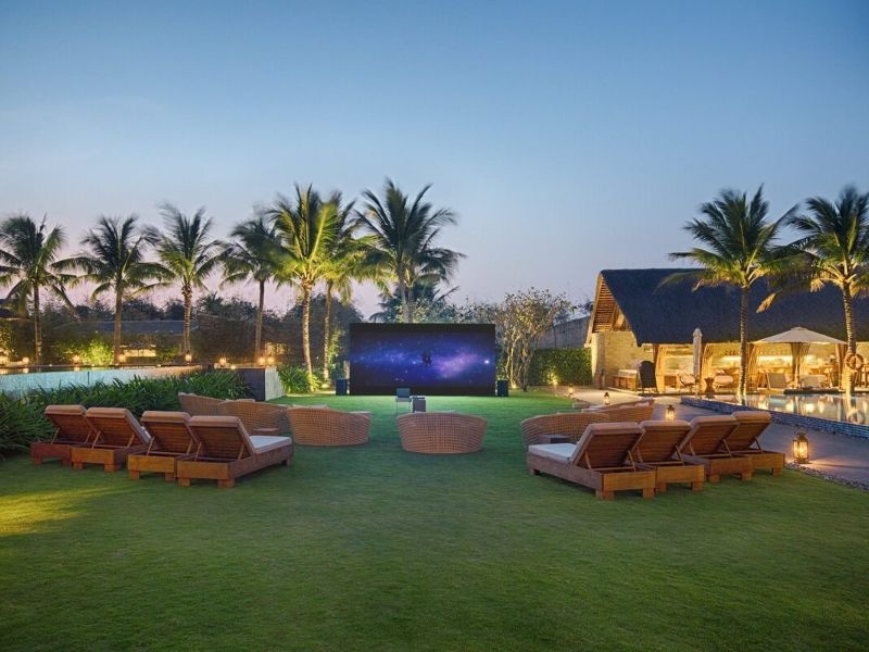 Rạp chiếu phim trong khu nghỉ dưỡng Naman Retreat được thiết kế bên cạnh bể bơi